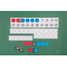 4260414065149 - TABLEAU MAGNETIQUE DE CALCUL POUR LE PROFESSEUR + 22 JETONS ROUGE/BLEU + 10 SIGNES D'OPERATIONS