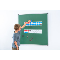 4260414065149 - TABLEAU MAGNETIQUE DE CALCUL POUR LE PROFESSEUR + 22 JETONS ROUGE/BLEU + 10 SIGNES D'OPERATIONS